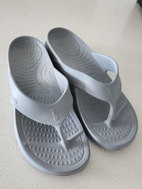 Women's Light Gray Nuusol Foam Flip-Flop Sandals, Made In USA, 8